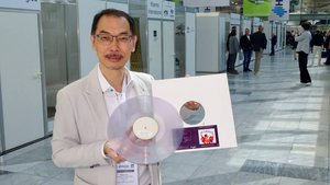 Andy Lam präsentiert stolz seine neue Schallplatte